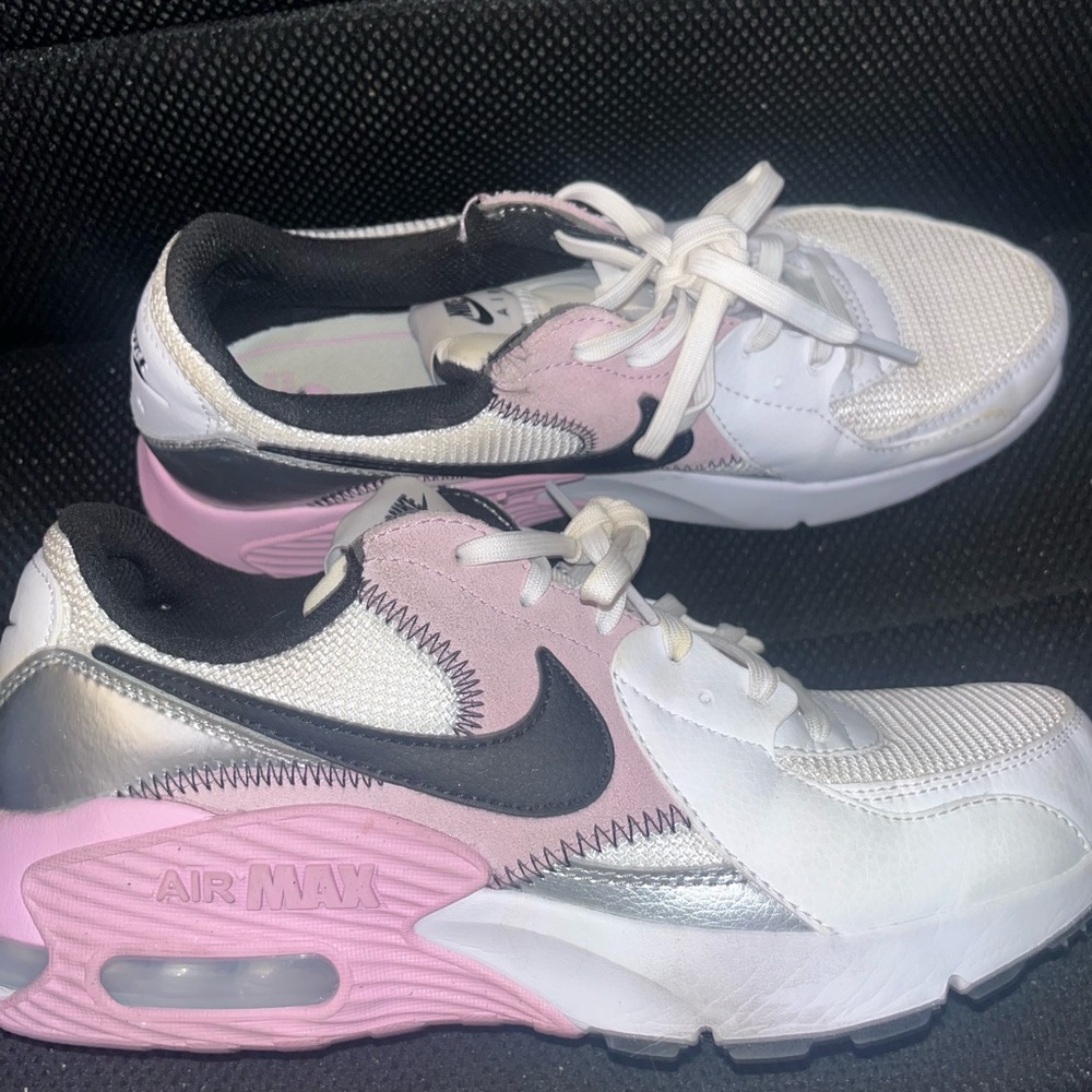 Nike shoes. Size 8.5 in women hardly worn.